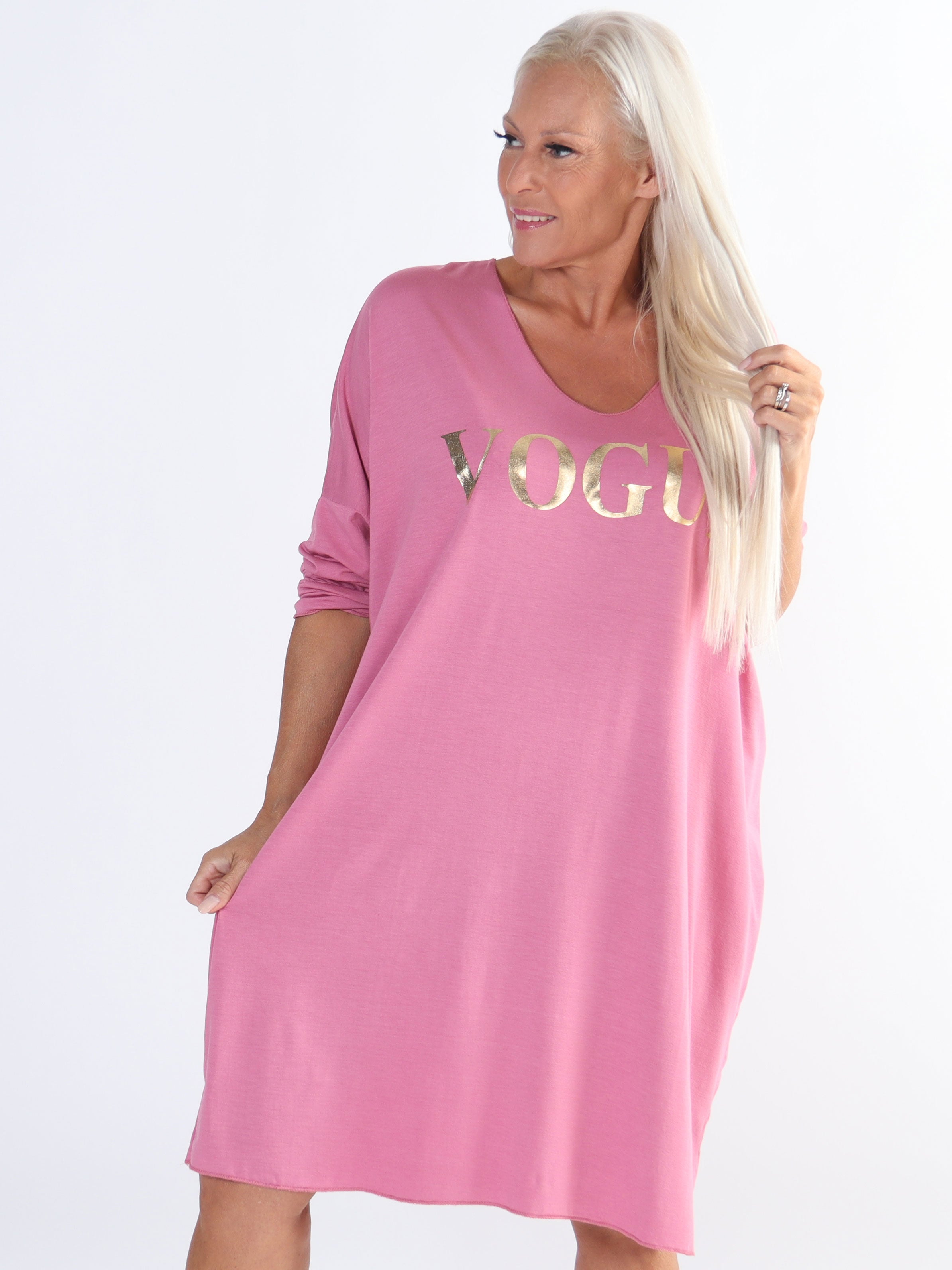 Vogue Long Sleeve - Langærmet plus size kjole i viskose med guld skrift